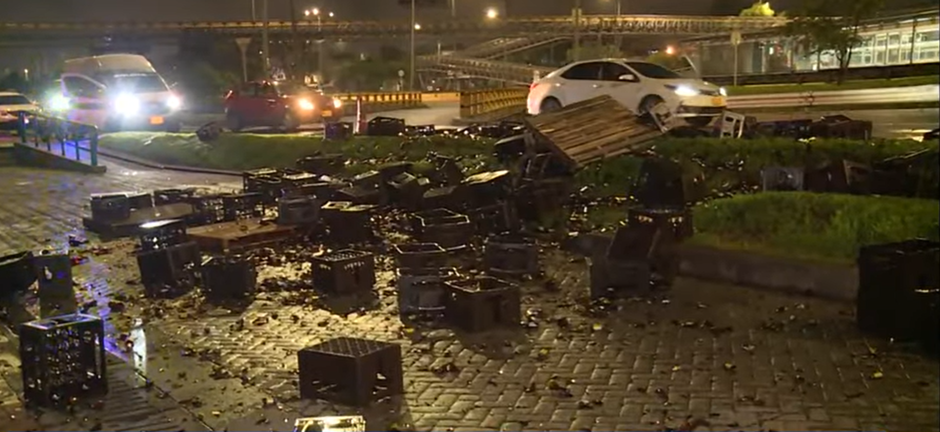 Accidente de un camión que transportaba cerveza: 1.820 botellas quedaron destruidas