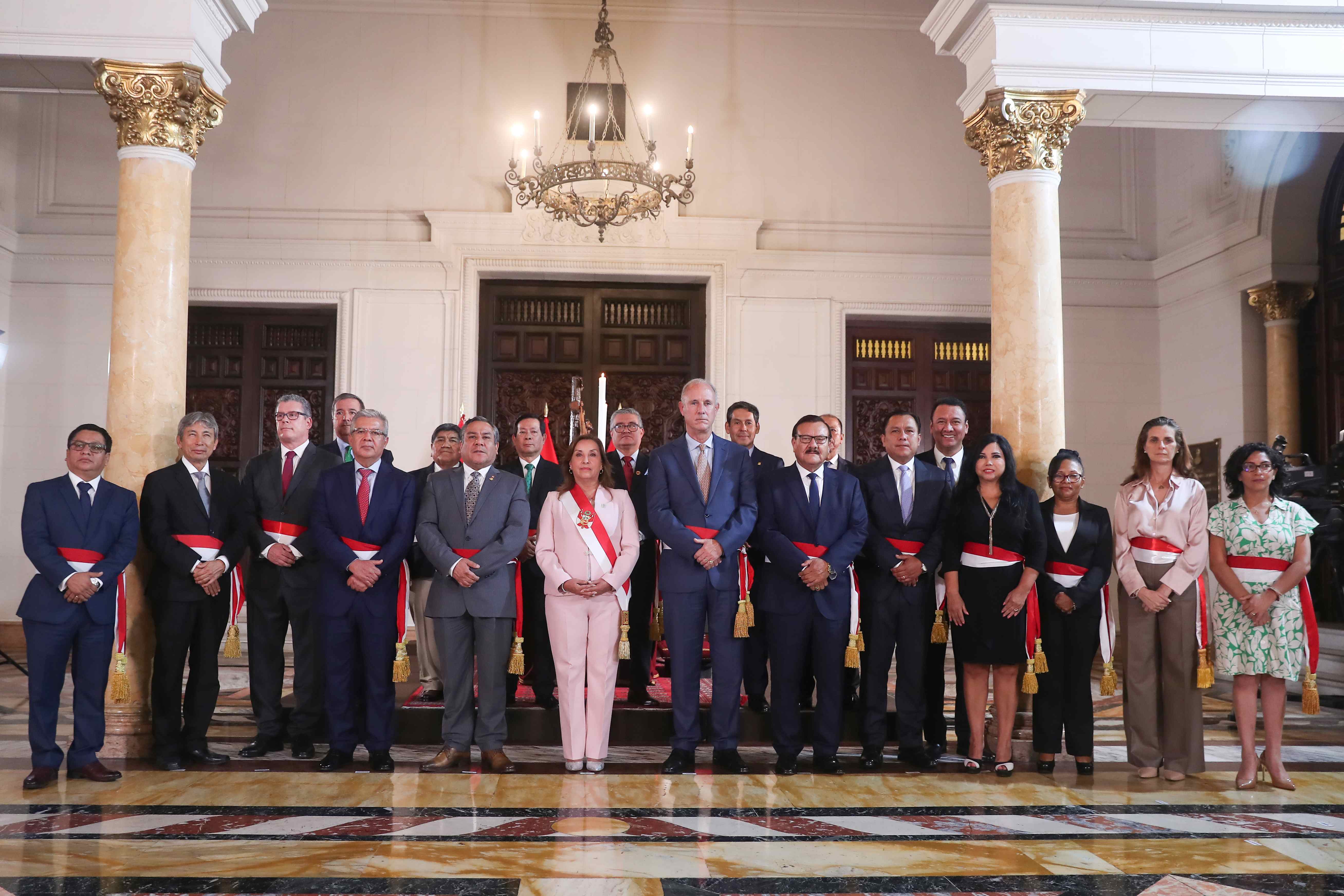 AME4160. LIMA (PERÚ), 01/04/2024.- Fotografía cedida por la Presidencia de Perú de la mandataria, Dina Boluarte, mientras posa junto a los nuevos integrantes de su gabinete de ministros, este lunes en Lima (Perú). La presidenta de Perú, Dina Boluarte, renovó este lunes su gabinete al cambiar a seis ministros, cuando se encuentra inmersa en plena crisis por el caso de los relojes de lujo Rolex, por el que la Fiscalía le abrió una investigación preliminar por presunto enriquecimiento ilícito. EFE/ Presidencia Del Perú / SOLO USO EDITORIAL/ SOLO DISPONIBLE PARA ILUSTRAR LA NOTICIA QUE ACOMPAÑA (CRÉDITO OBLIGATORIO)