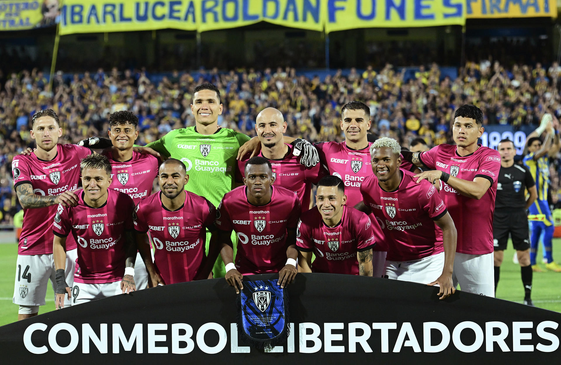AMDEP3206. ROSARIO (ARGENTINA), 09/04/2026.- Jugadores de Independiente del Valle forman este jueves, previo a un partido de la fase de grupos de la Copa Libertadores entre Rosario Central e Independiente del Valle en el estadio Gigante de Arroyito en Rosario (Argentina). EFE/ Sebastián Granata

