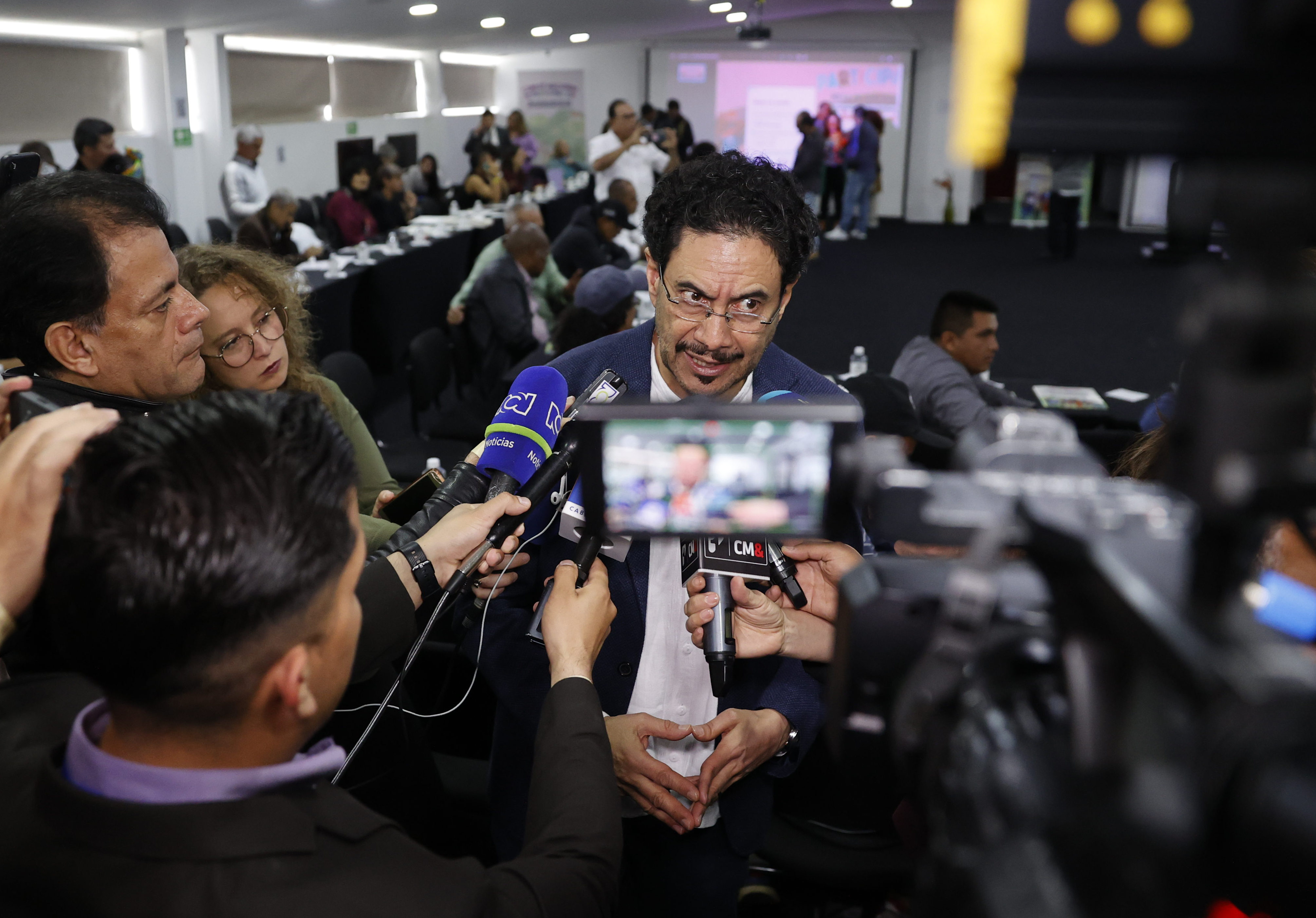 AME5009. BOGOTÁ (COLOMBIA), 06/10/2023.- El senador de la coalición Pacto Histórico y negociador del Gobierno con el ELN, Iván Cepeda, habla con la prensa durante la instalación del Primer Encuentro Nacional para el diseño de la participación de la sociedad civil en el proceso de paz entre el Gobierno colombiano y la guerrilla del ELN, en un evento que cuenta con la presencia de representantes de los países garantes y acompañantes, la Conferencia Episcopal y la ONU, hoy, en Bogotá (Colombia). EFE/ Mauricio Dueñas Castañeda