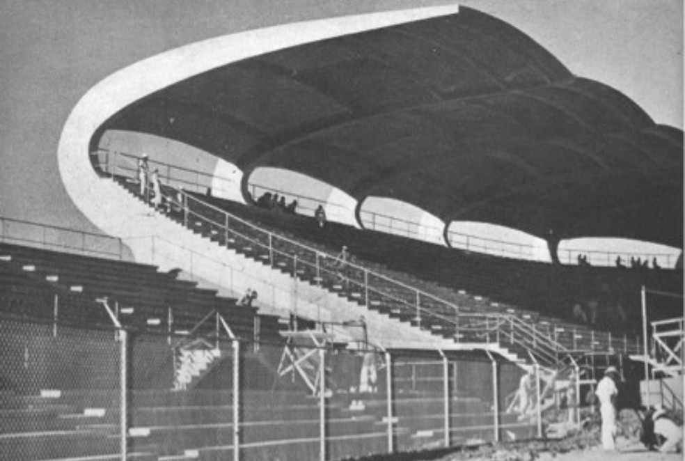 Figura 5: Estadio de baseball Once de noviembre en Cartagena, Edgar Burbano, Jorge Gaitán C., Ortega & Solano, 1947.Publicado en la revista Architectural Record de julio de 1948Por último, resulta fundamental el legado que Bauhaus transfirió a la reforma de los programas de arquitectura en las universidades Nacional y de Los Andes en la década de los 40s, así como a nuevas carreras orientadas al diseño gráfico, textil e industrial a lo largo de toda Latinoamérica.