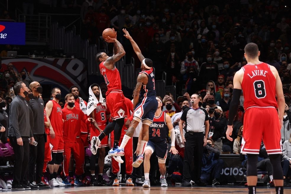 El triple de DeRozan con el que los Bulls derrotaron a los Wizards de Echenique