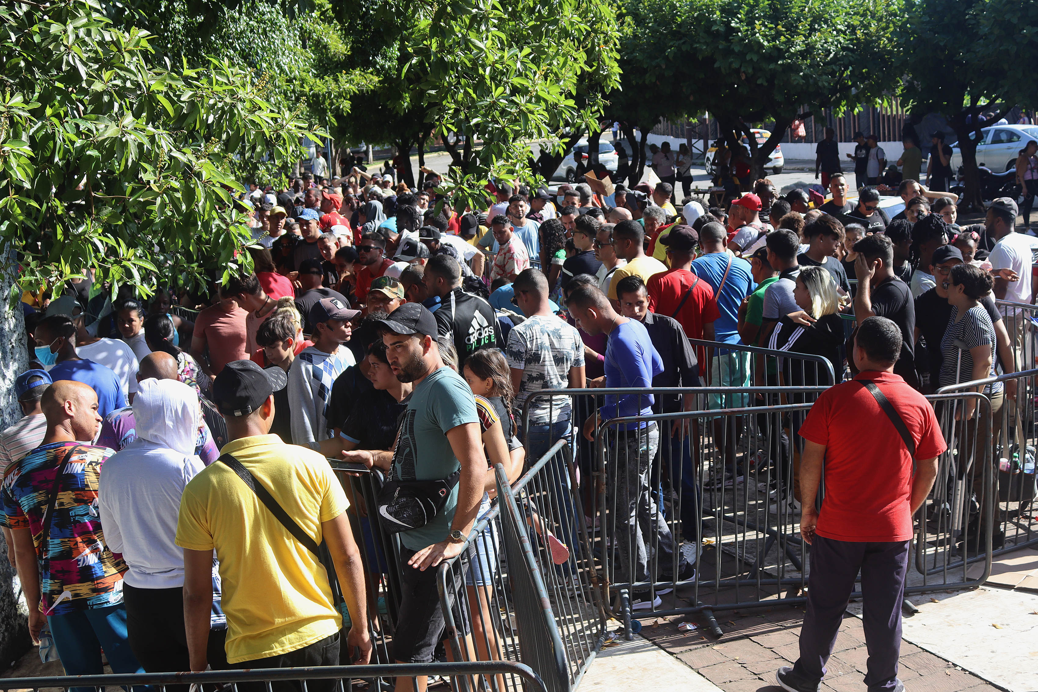 MEX1366. TAPACHULA (MÉXICO), 29/07/2023.- Migrantes hacen fila en busca regularizar documentos migratorios, el 27 de julio de 2023, en Tapachula, Chiapas (México). Migrantes en la frontera sur de México lidian con la saturación de la Comisión Mexicana de Ayuda a Refugiados (Comar), que registró un récord de peticiones en la primera mitad de 2023 en medio de un presupuesto insuficiente y capacidad limitada. EFE/Juan Manuel Blanco