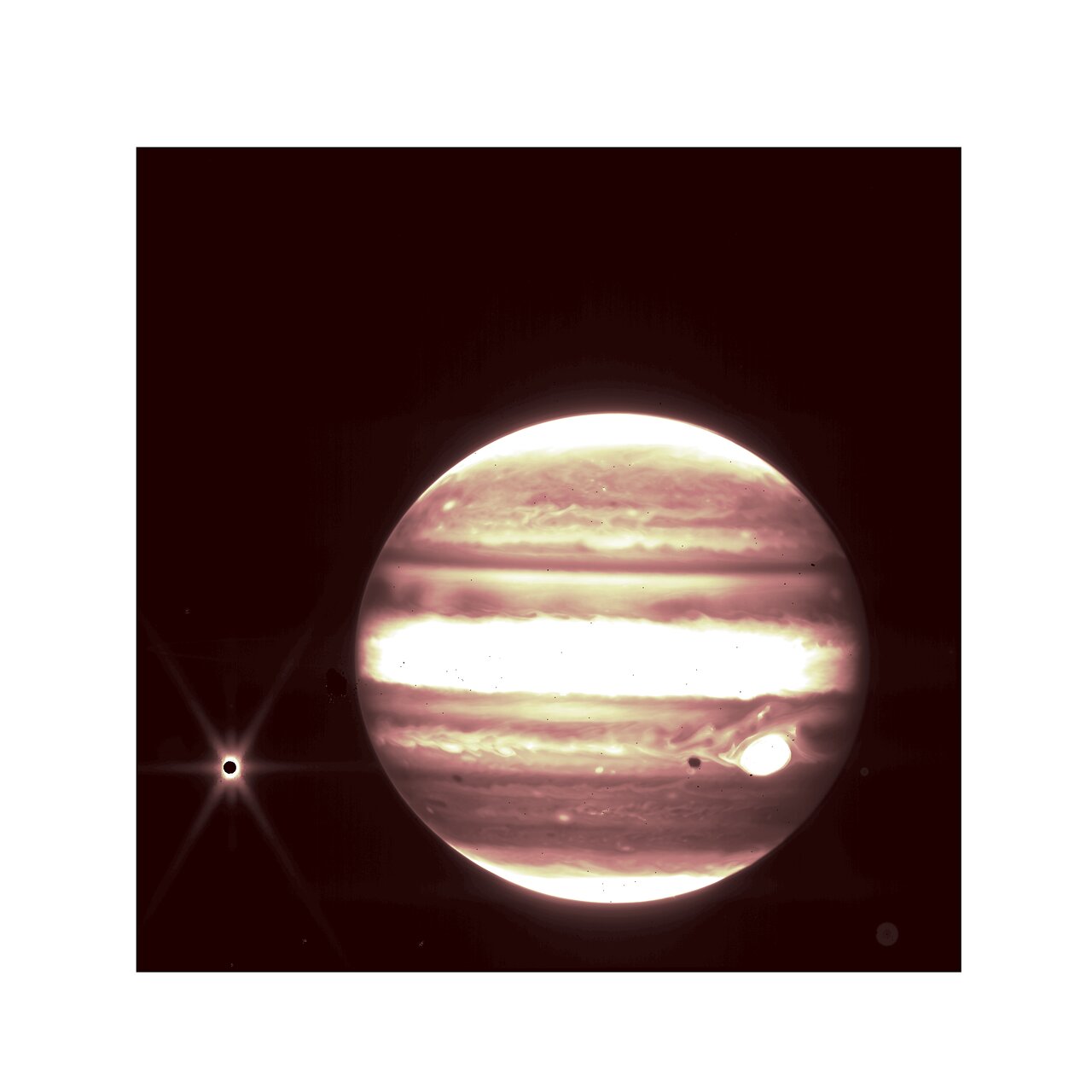 En esta imagen el telescopio James Webb capturó a Júpiter con su luna Europa. La famosa Gran Mancha Roja aparece blanca a la derecha debido a la forma en que se procesó la imagen. Y la mancha oscura a la izquierda de la Gran Mancha Roja es la sombra de Europa proyectada sobre Júpiter.