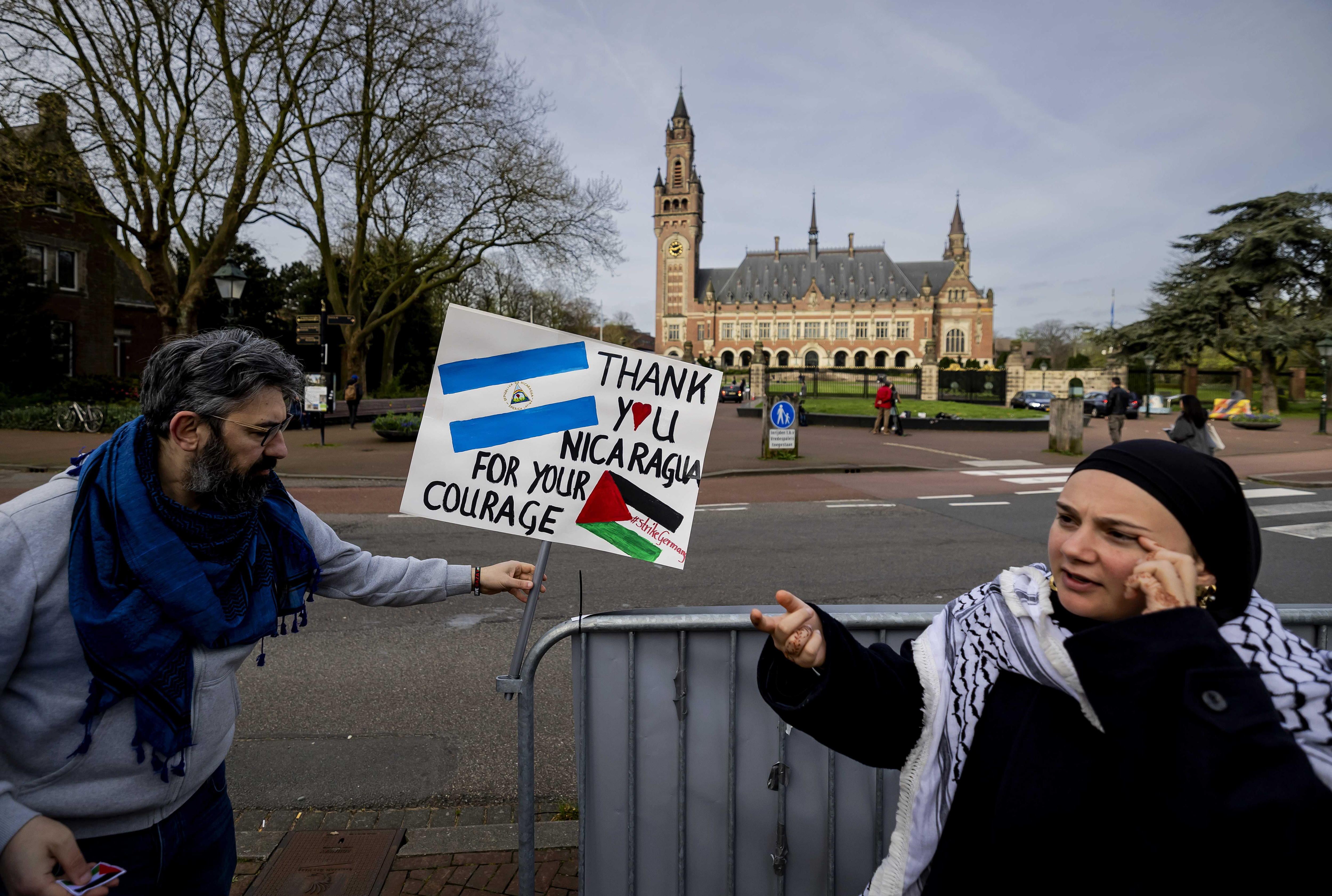 The Hague (Netherlands), 08/04/2024.- People protest outside the International Court of Justice (ICJ), before the hearing in the case that Nicaragua filed against Germany over the financial and military aid that the European country provides to Israel and the lifting of subsidies to the aid organization UNRWA, in The Hague, The Netherlands, 08 April 2024. According to Nicaragua, Germany is violating the 1948 Genocide Convention and the 1949 Geneva Conventions on the laws of war in the occupied Palestinian territories. (Protestas, Alemania, Países Bajos; Holanda, Ginebra, La Haya) EFE/EPA/ROBIN VAN LONKHUIJSEN