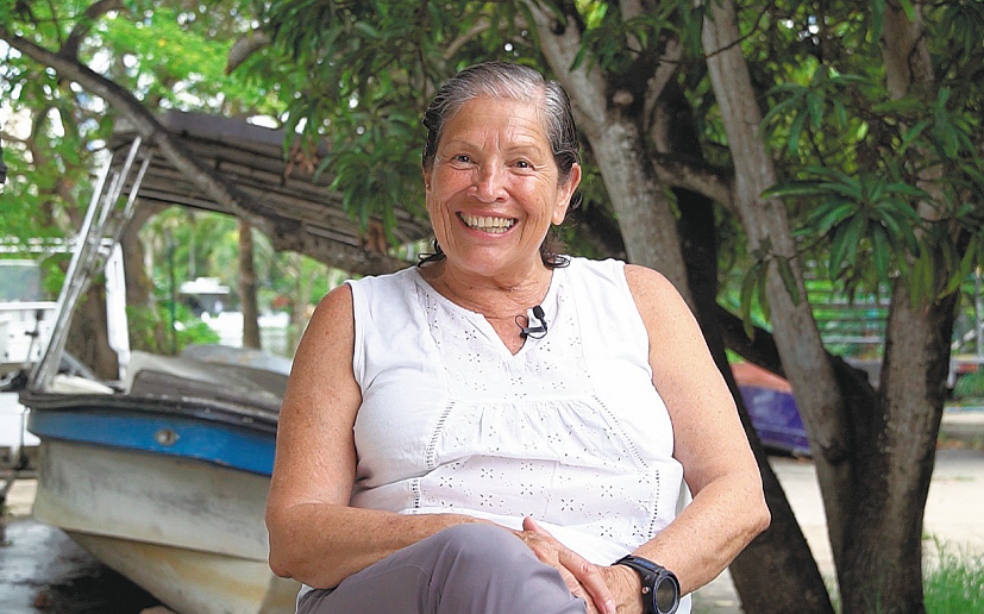 A sus 65 años, Elvira Alvarado sigue buceando entre los corales para ayudar a conservarlos.
