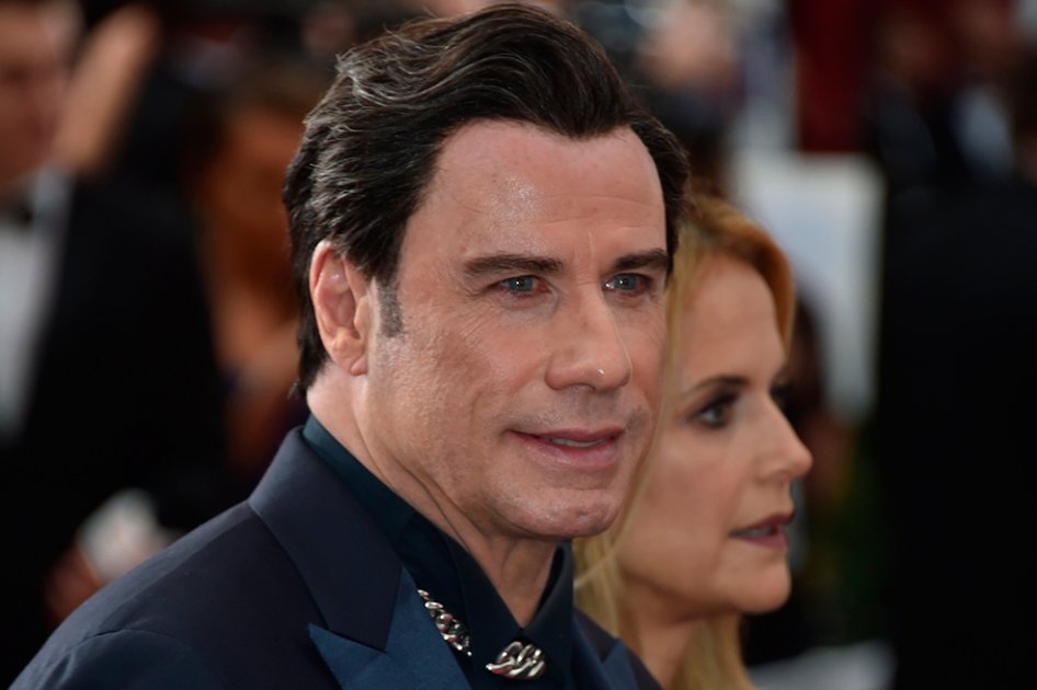 John Travolta atribuye a Pitbull su decisión de raparse la cabeza