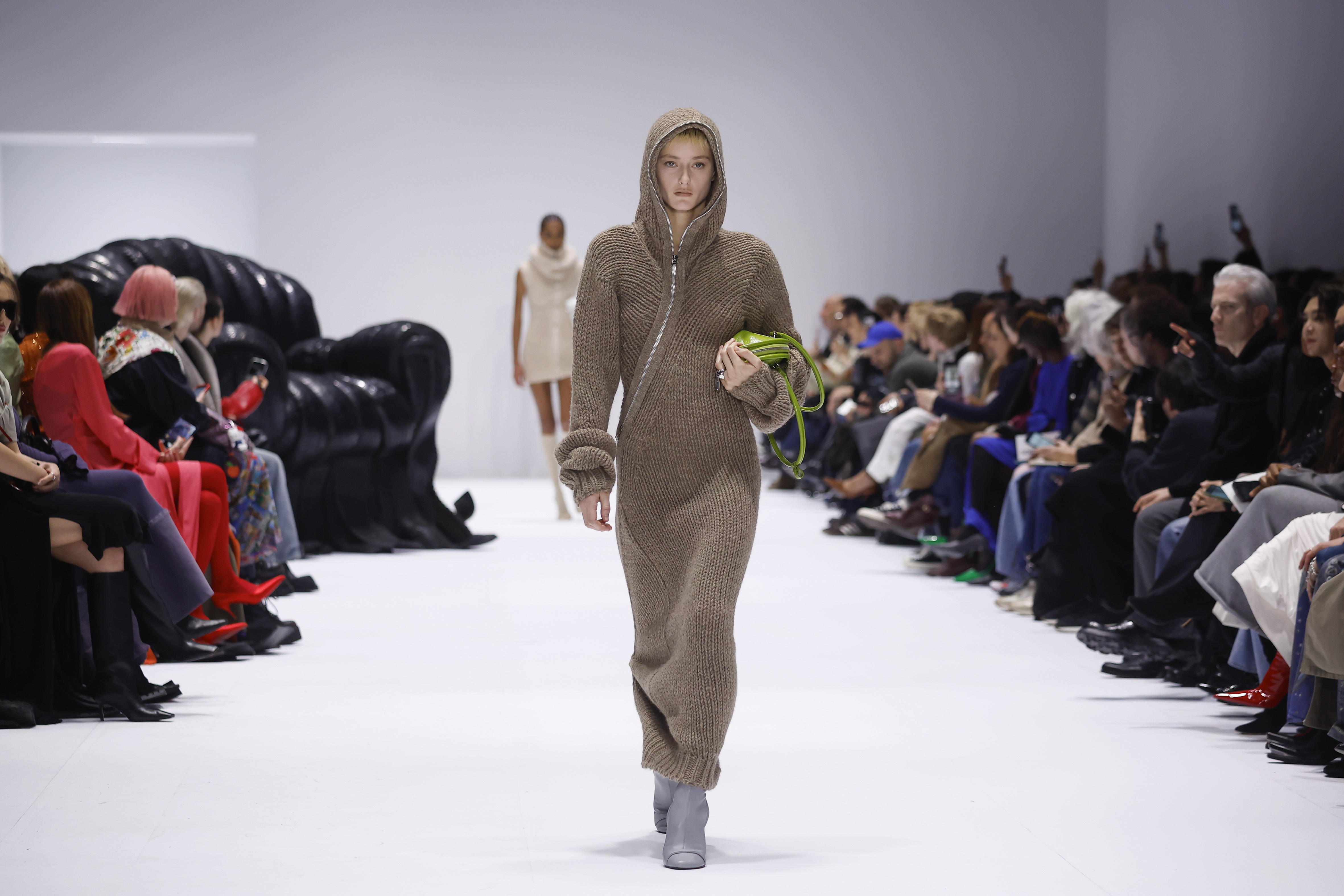 Paris (France), 28/02/2024.- A model presents a creation from the Fall/Winter 2024/2025 Collection by Acne Studios during the Paris Fashion Week, in Paris, France, 28 February 2024. The presentation of the Women's collections runs from 26 February to 05 March 2024. (Moda, Francia) EFE/EPA/YOAN VALAT