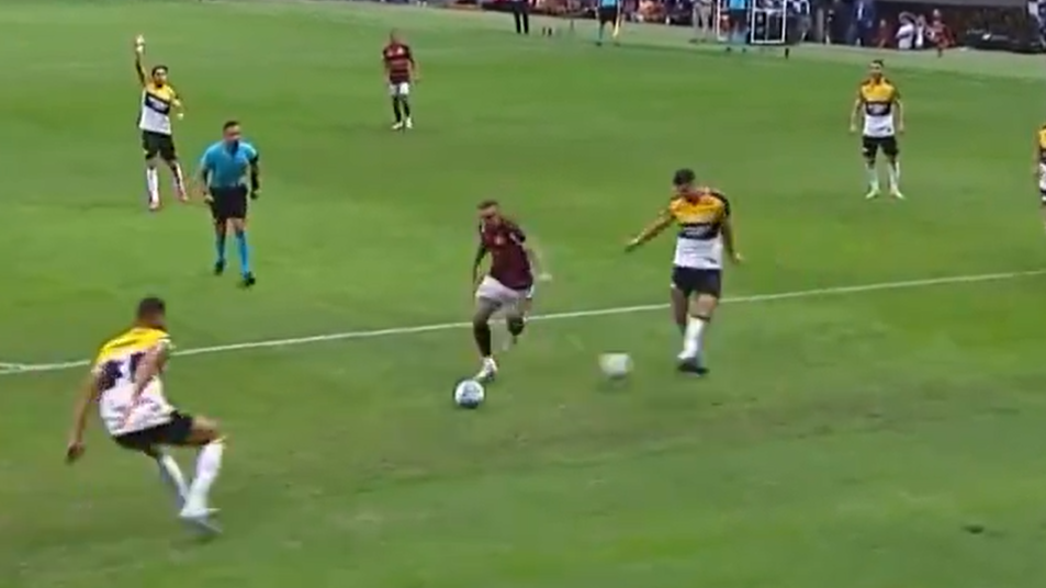 El insólito penalti que le dieron a Flamengo y que le da la vuelta al mundo: video