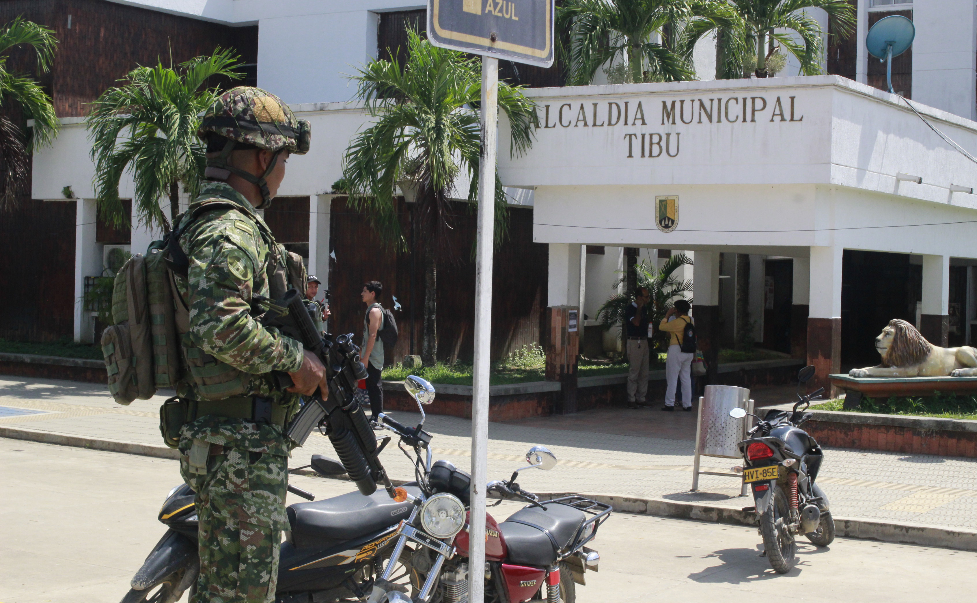 AME3400. TIBÚ (COLOMBIA), 22/01/2025.- Un soldado vigila frente a la Alcaldía Municipal de Tibú este miércoles, en Tibú (Colombia). Las calles de Tibú, un pueblo petrolero del departamento colombiano de Norte de Santander, han vuelto a ser escenario del éxodo de miles de personas que buscan refugiarse de la violencia entre la guerrilla del Ejército de Liberación Nacional (ELN) y una de las disidencias de la FARC. EFE/Mario Caicedo