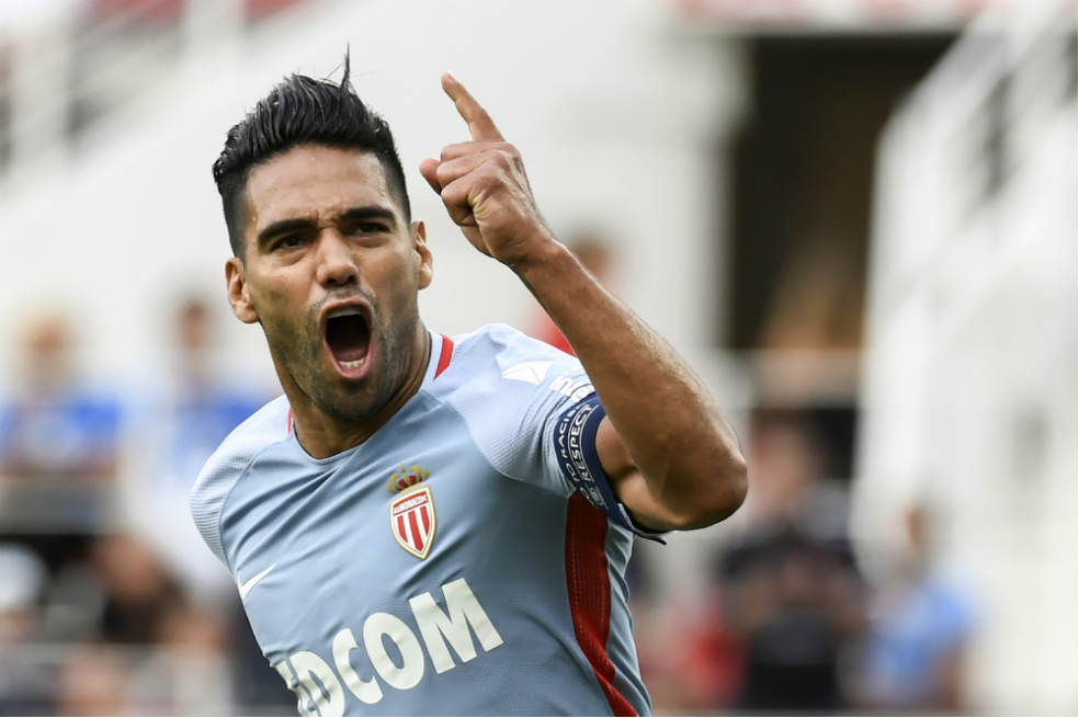 El colombiano Radamel Falcao García festeja uno de los goles que anotó este domingo con el Mónaco. / AFP
