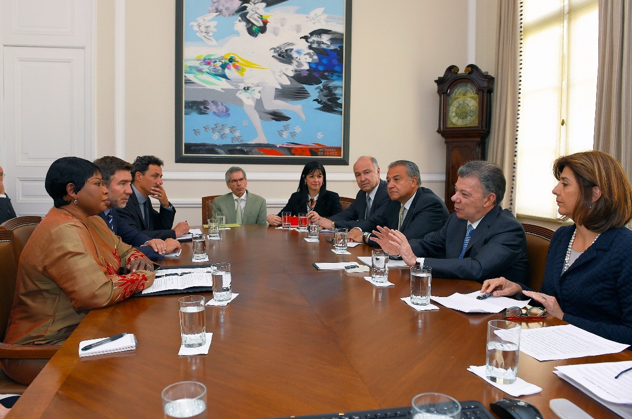 Fatou Bensouda (izq.) frente al presidente Santos y otros representantes del Gobierno. / Foto: César Carrión - Presidencia
