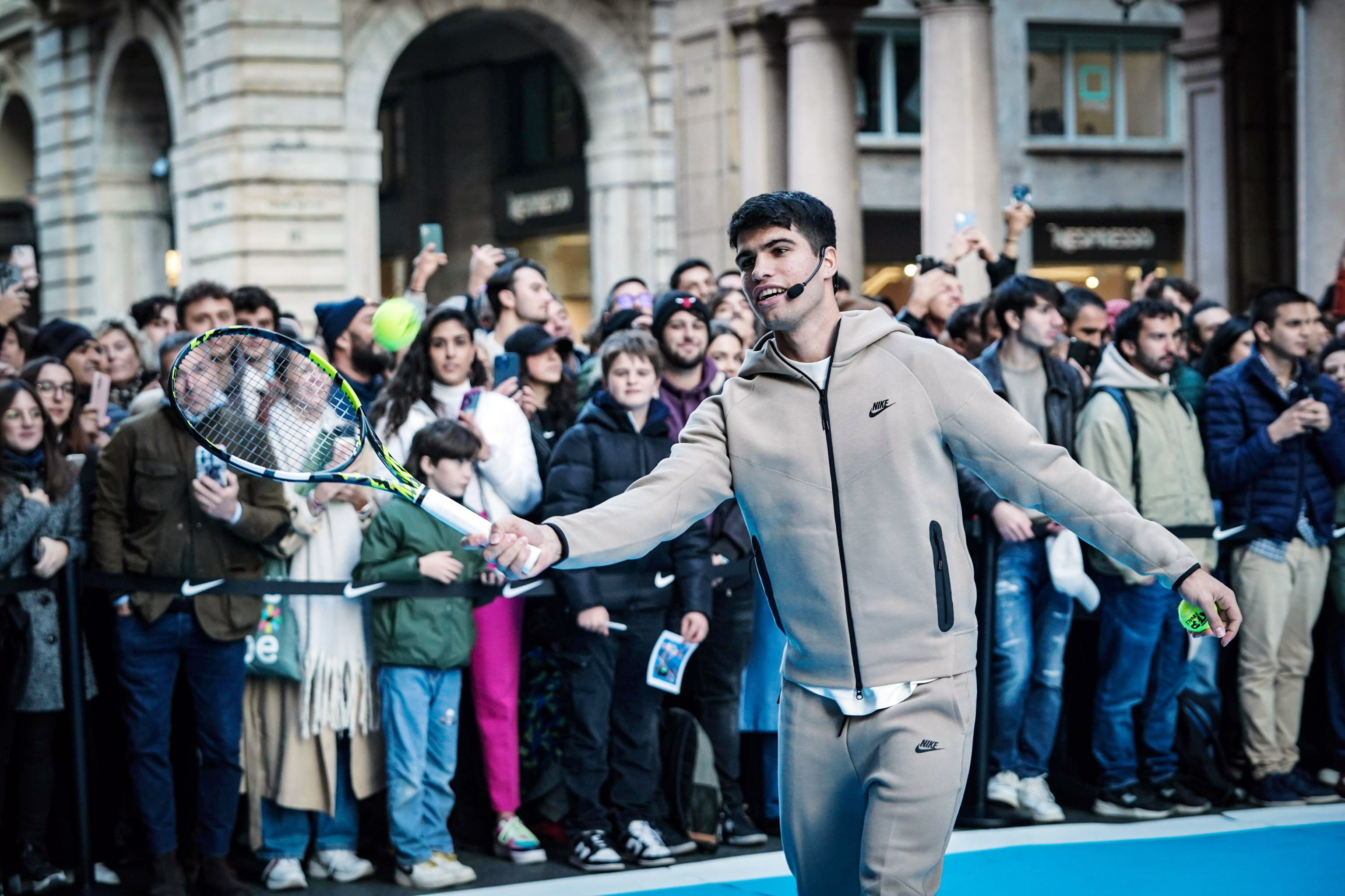 EA5812. TURÍN (ITALIA), 10/11/2023.-El tenista español Carlos Alcaraz durante su participación en un evento este viernes en las calles de Turín (Italia). Alcaraz y Sinner jugarán en el torneo Nitto ATP Finals 2023 a partir del próximo 12 de noviembre. EFE/ Tino Romano