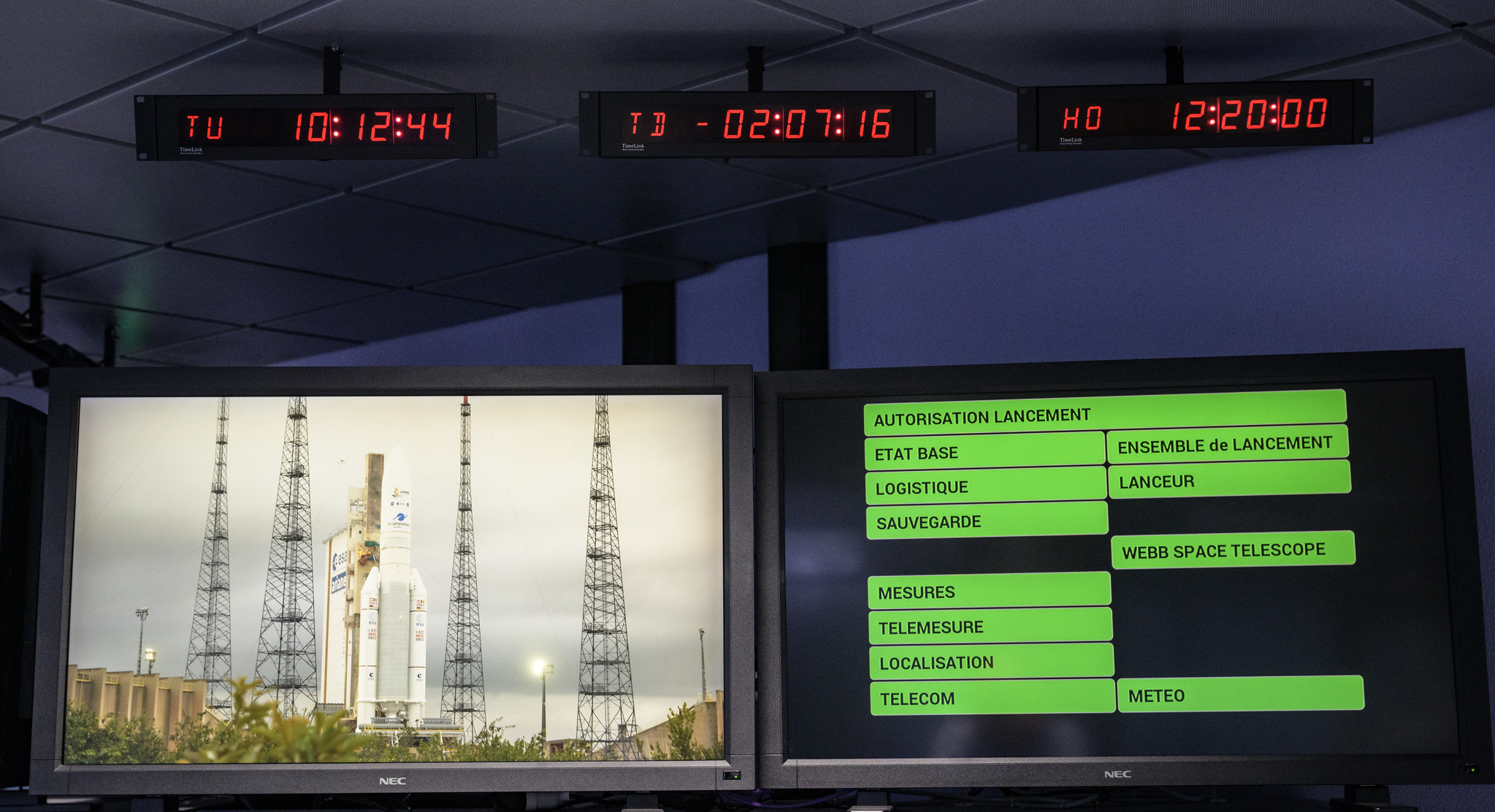 Los monitores muestran el estado actual antes del lanzamiento del cohete Ariane 5 de Arianespace que transporta el telescopio espacial James Webb de la NASA, el sábado 25 de diciembre de 2021, en el Centro Júpiter del Centro Espacial Guayanés en Kourou, Guayana Francesa.