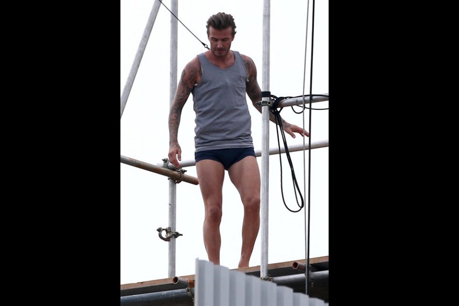 David Beckham escala un edificio en calzoncillos