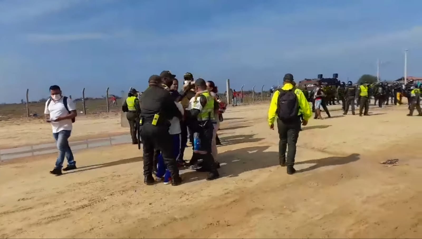 En disturbios terminó desalojo a cerca de 800 familias en Riohacha