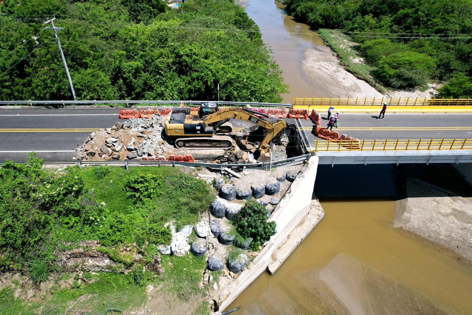 Las obras de recuperación de la vía al mar incluyen tres frentes: refuerzo del cauce del arroyo con bolsas de arena, estabilización con micropilotes en la rampa, y reconstrucción de la rampa de acceso con geobloques.