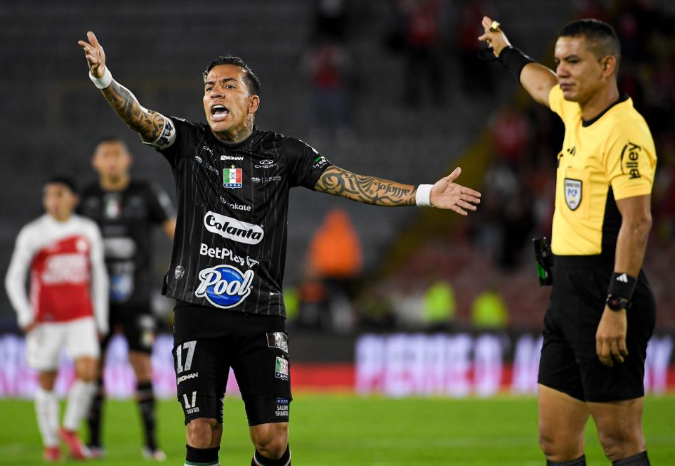 Dayro Moreno tuvo varios altercados con el grupo arbitral del compromiso. Terminó amonestado en el segundo tiempo y se fue sustituido al minuto 72.