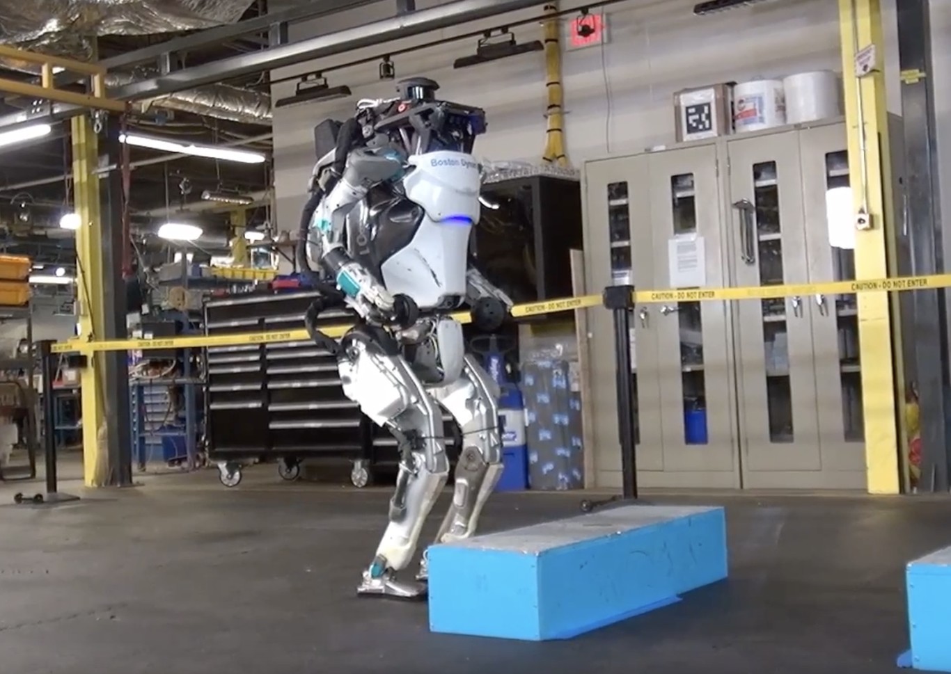 Atlas, el nuevo robot gimnasta capaz de hacer un salto mortal hacia atrás