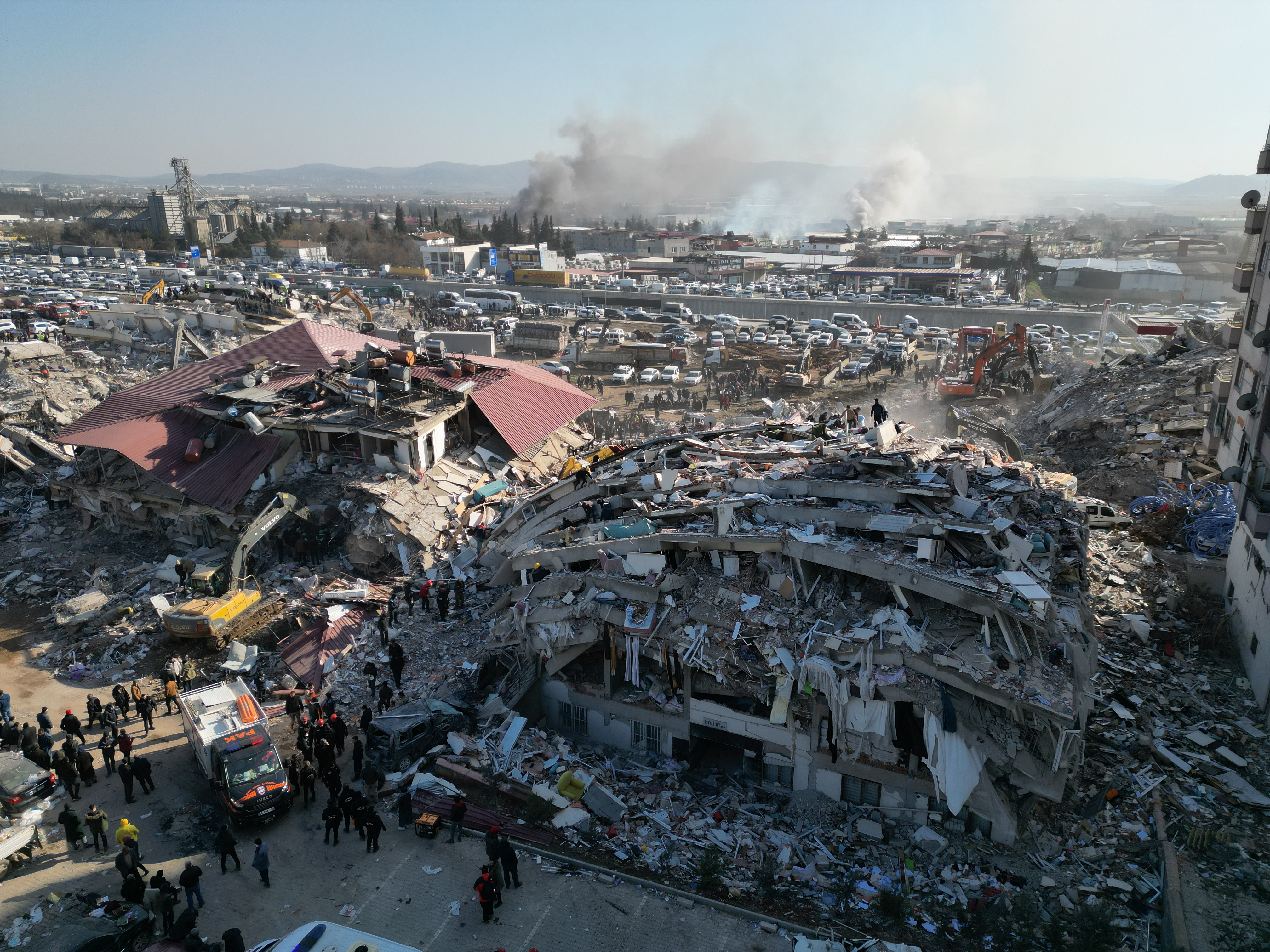 Kahramanmaras (Turkey), 09/02/2023.- A photo taken with a drone shows emergency services working among the rubble of collapsed buildings in the aftermath of a poweful earthquake in Kahramanmaras, southeastern Turkey, 09 February 2023. More than 17,000 people have died and thousands more were injured after two major earthquakes struck southern Turkey and northern Syria on 06 February. Authorities fear the death toll will keep climbing as rescuers look for survivors across the region. (Terremoto/sismo, Siria, Turquía, Estados Unidos) EFE/EPA/ABIR SULTAN