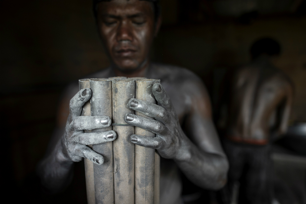 En imágenes: trabajadores cubiertos con pólvora fabrican juegos pirotécnicos en Filipinas