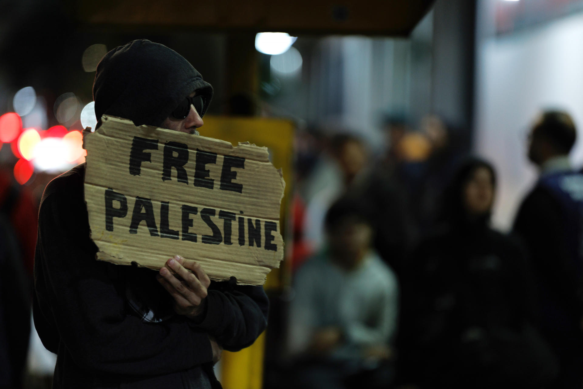 AME5852. SAO PAULO (BRASIL), 07/10/2025.- Una persona sostiene un cartel durante una protesta frente a la sede del diario Folha este martes, en Sao Paulo (Brasil). Manifestantes en apoyo a la flotilla de activistas que partió a la Franja de Gaza se reunieron en una protesta por la forma en que la prensa brasileña ha abordado el conflicto entre Israel y Palestina. EFE/ Isaac Fontana