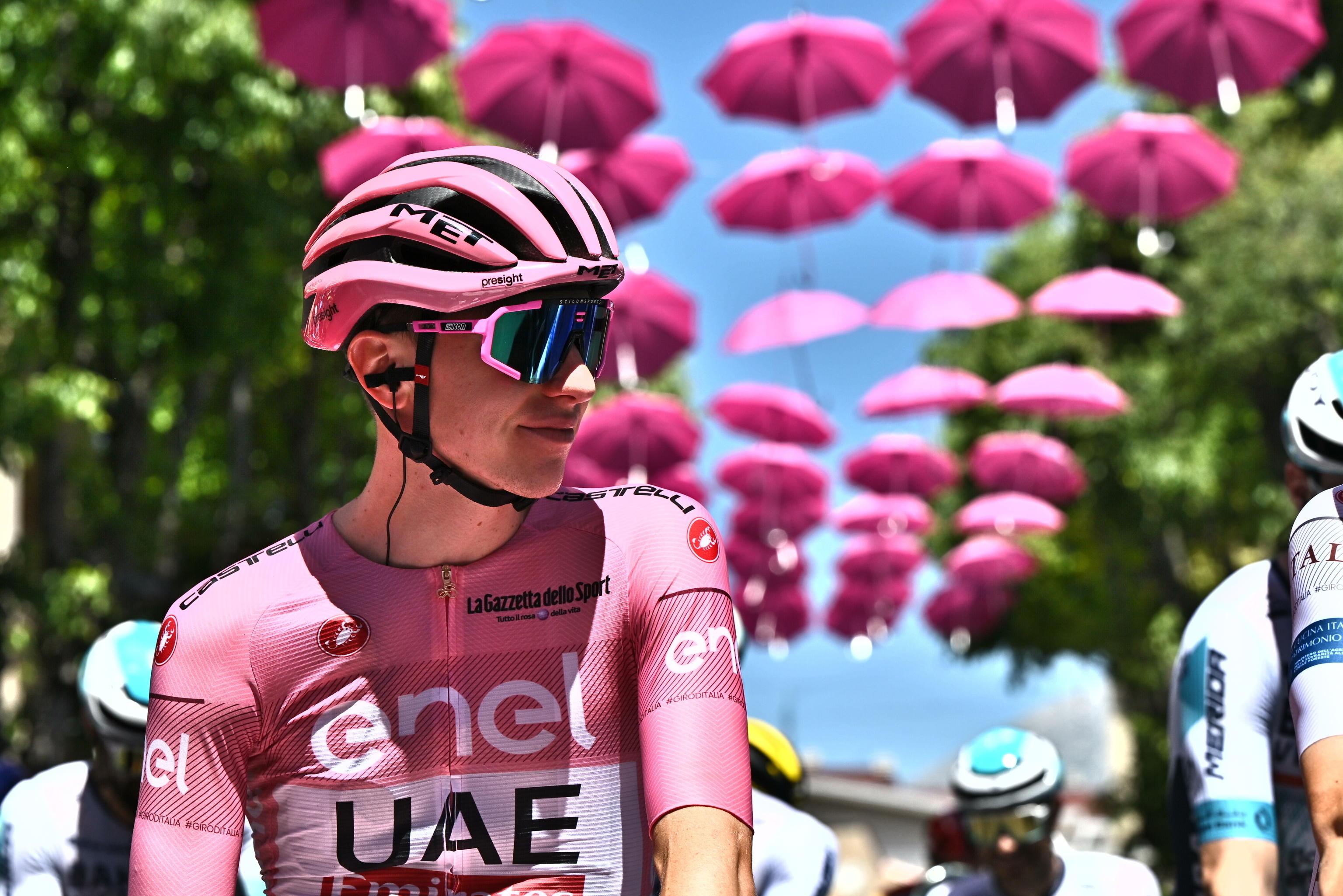 Avezzano (Italy), 12/05/2024.- Slovenian rider Tadej Pogacar of team Uae Emirates wearing the overall leader's pink jersey, waiting for the start line the operation for the 9th stage of the 107th 2024 Giro d'Italia cycling race over 214 km from Avezzano to Napoli, Italy, 12 May 2024. (Ciclismo, Italia, Eslovenia) EFE/EPA/LUCA ZENNARO