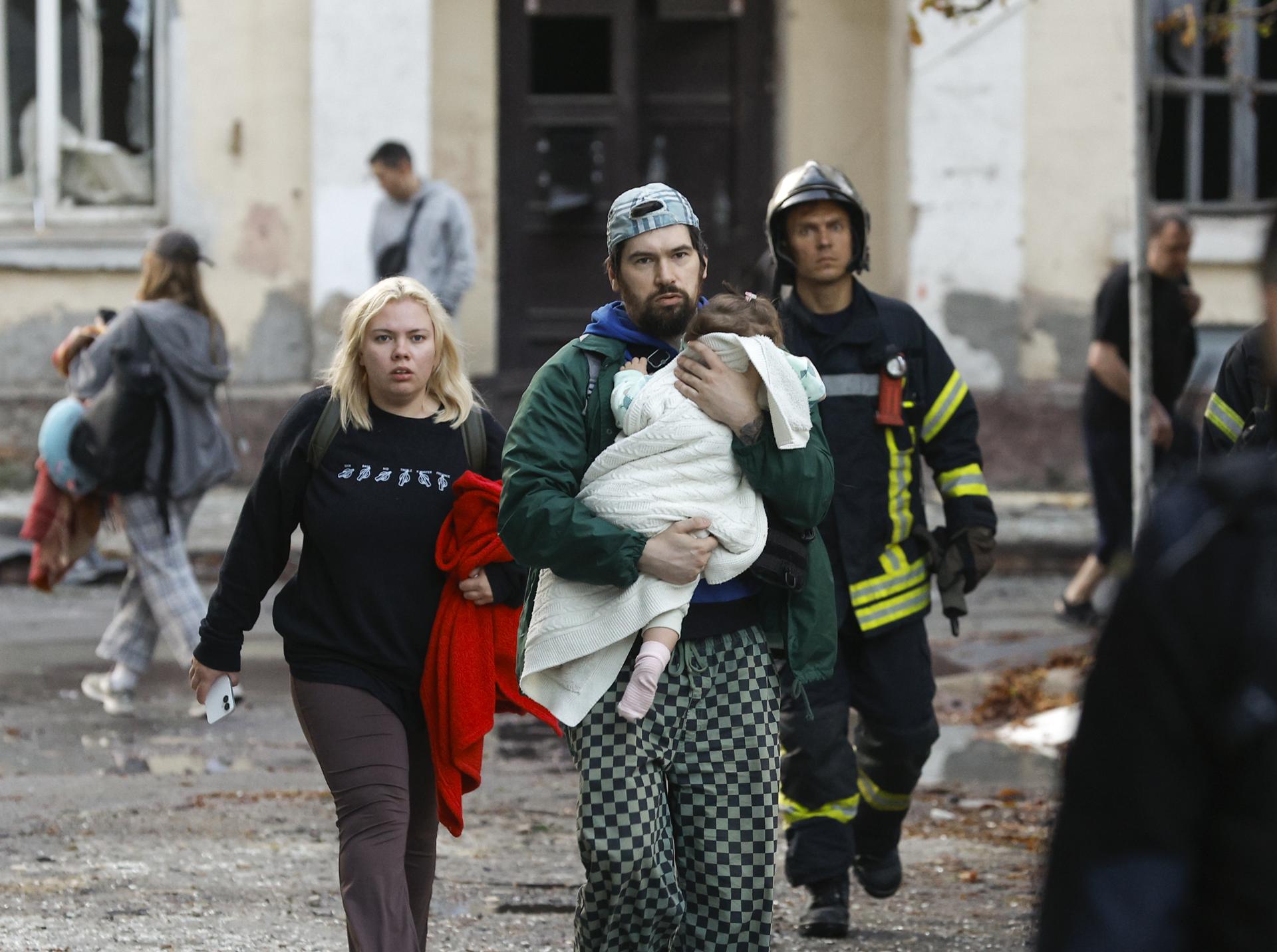 Guerra en Ucrania: bombardeos rusos matan al menos a 16 personas en Kiev y sus alrededores