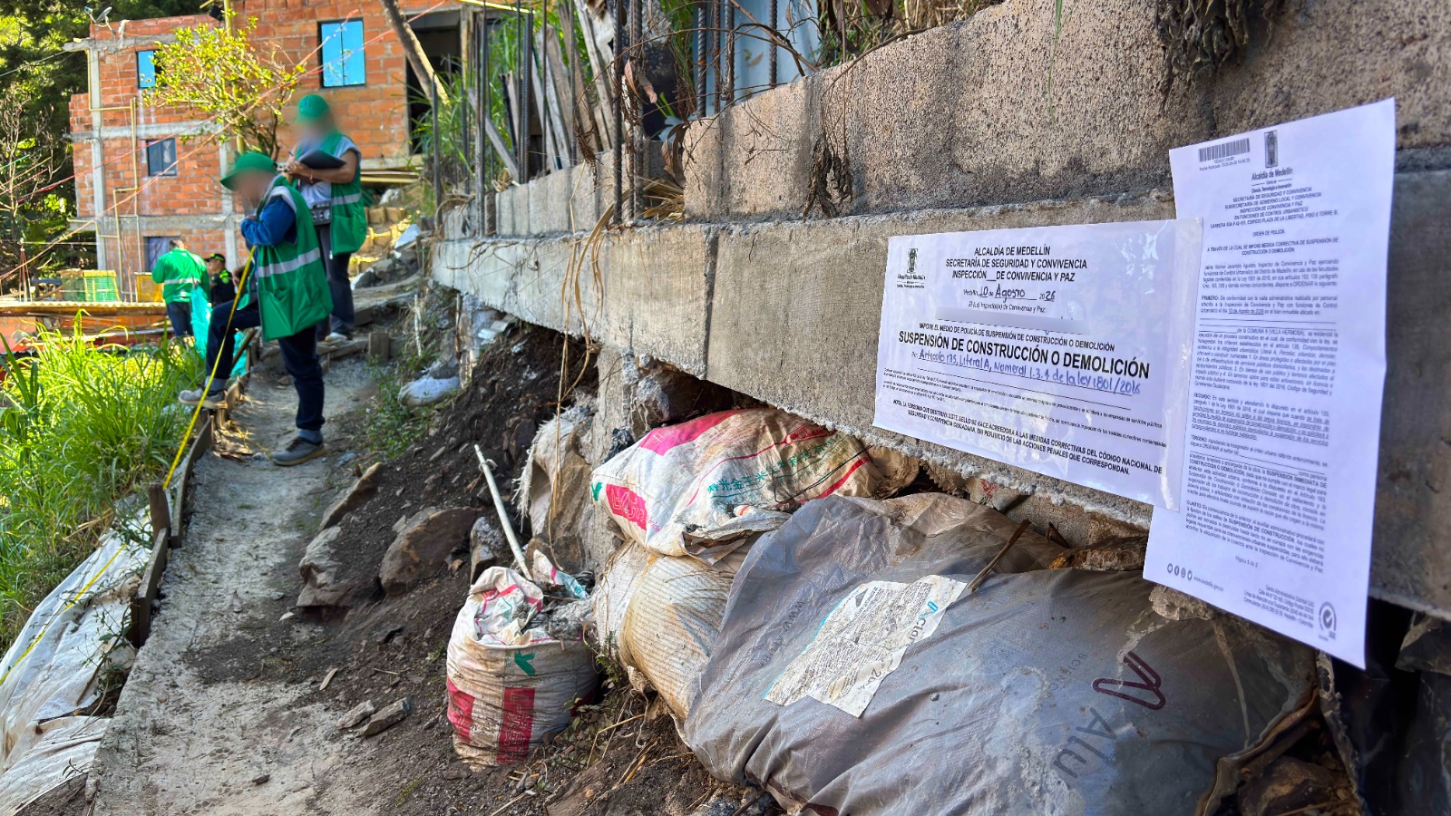 Suspenden construcciones sin licencia y en zona de riesgo en Villatina, Medellín