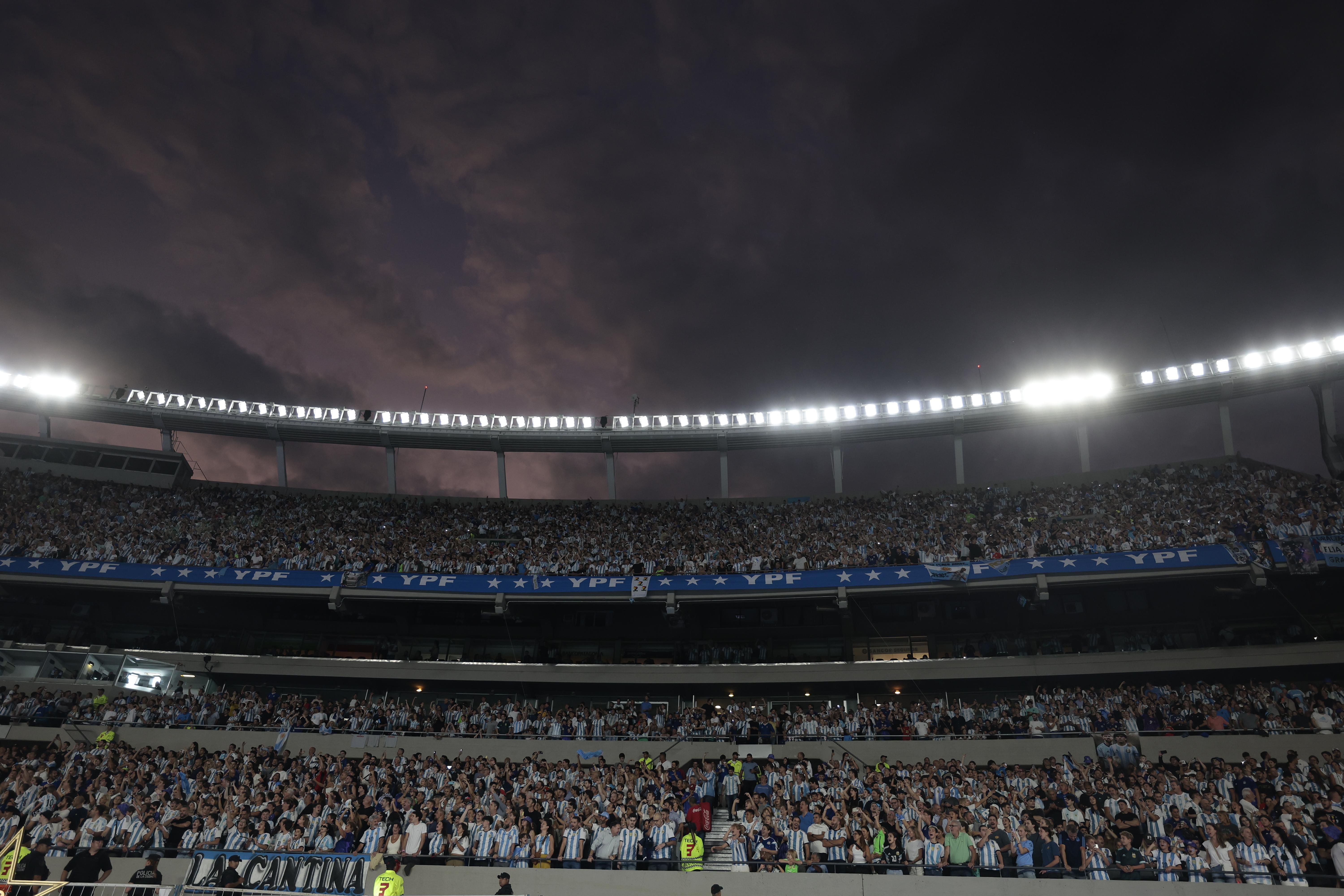 AMDEP129. BUENOS AIRES (ARGENTINA), 23/03/2023.- Hinchas de Argentina asisten hoy, en un partido amistoso entre las selecciones de Argentina y Panamá en el estadio Monumental en Buenos Aires (Argentina). EFE/ Juan Ignacio Roncoroni