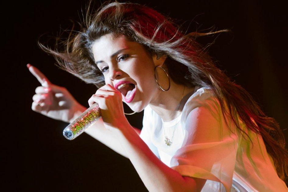 Selena Gomez en un concierto de la gira "Stars Dance".