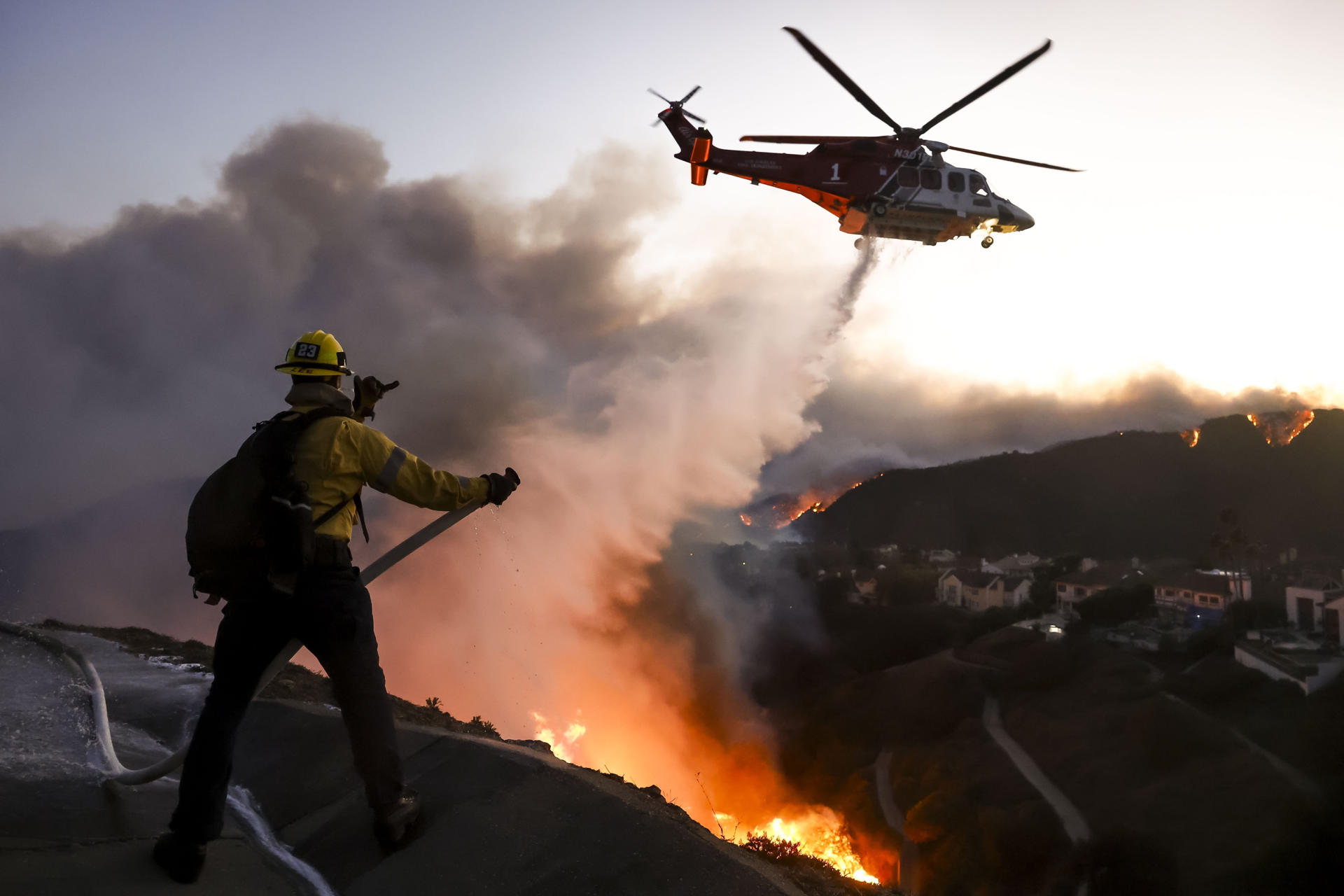 PACIFIC PALISADES, 16/12/2025.- Los bomberos del condado de Los Ángeles luchan para combatir un incendio en las colinas sobre Pacific Palisade, en California, el 7 de enero de 2025. EFE/Caroline Brehman
