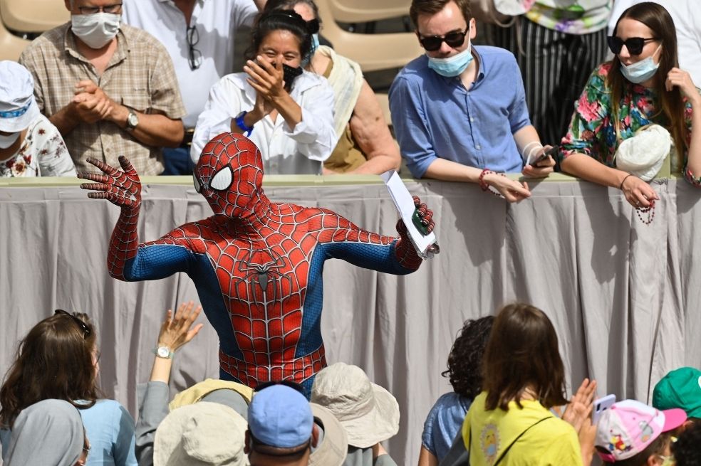 La primera vez que el joven Villardita se enfundó el traje del hombre araña fue hace cuatro años, movido por su propia experiencia, pues padece una enfermedad congénita desde niño.