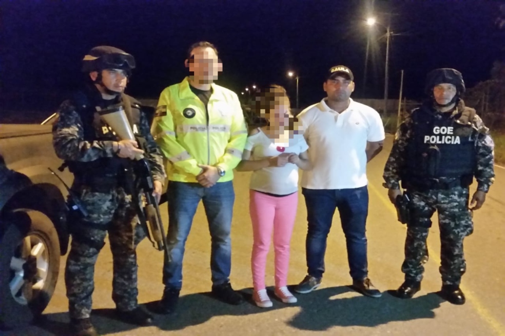 Niña embarazada rescatada en zona fronteriza se reúne con su familia en Ecuador