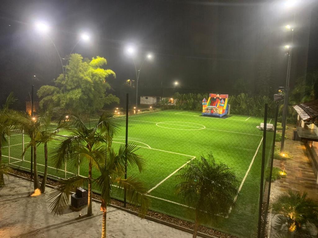 Campo de fútbol e inflable encontrado en la mansión de alias "Fálcon"