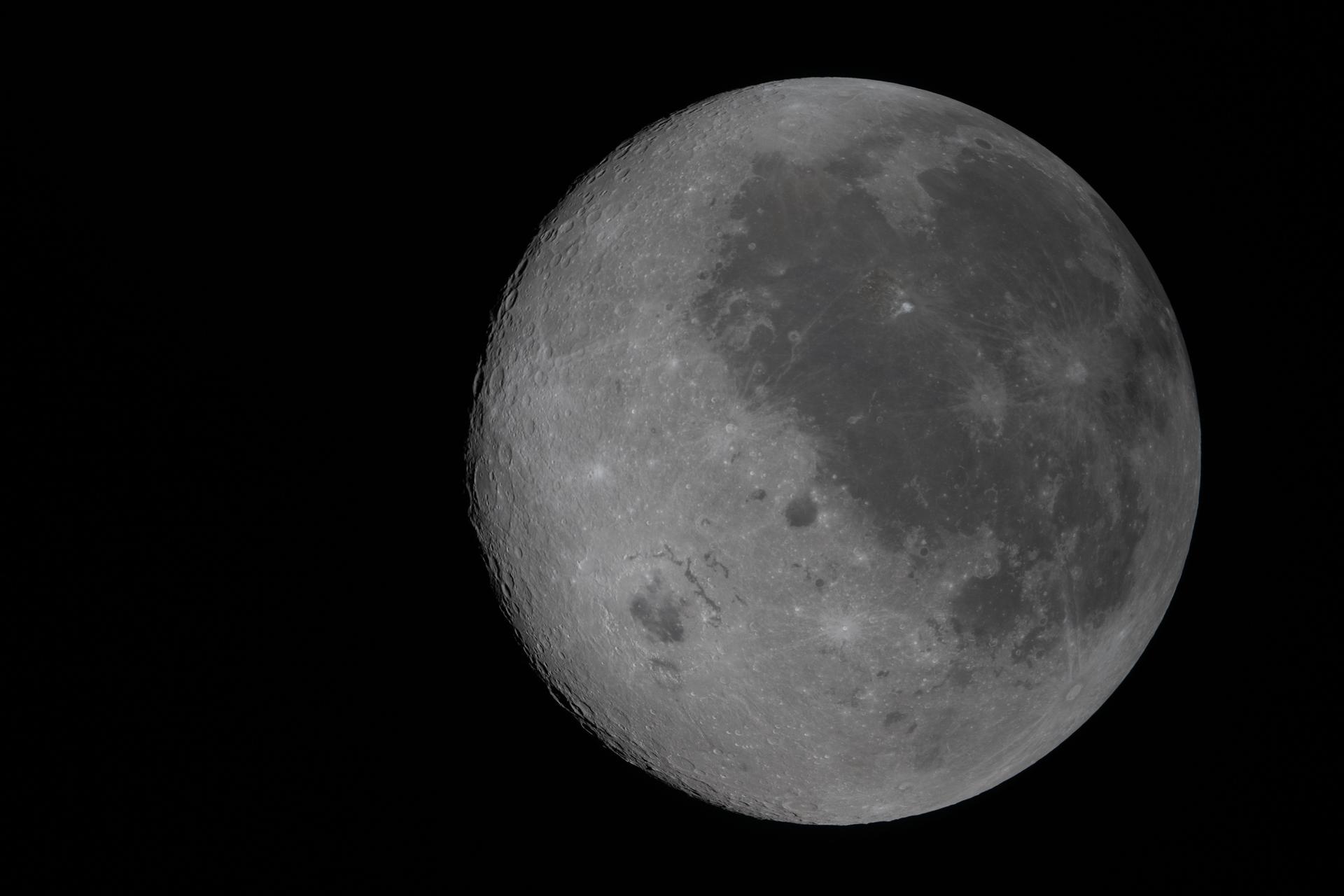 Imagen de la Luna tomada desde la nave Orión. El hemisferio que vemos desde la Tierra es visible a la derecha (donde están las manchas oscuras). La mitad izquierda del cráter Orientale no es visible desde la Tierra, pero en esta imagen se ve con claridad. Todo  lo que está a su izquierda es el lado oculto.