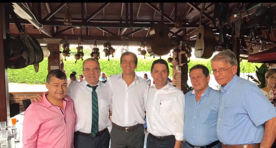 César Giraldo, Carlos Felipe Mejía, Rafael Nieto, Alejandro Corrales y Eduardo Castrillón, todos miembros del Centro Democrático, durante una reunión a finales de 2017 en el restaurante Arriero Colombiano de Pereira, también conocido como El Rancherito Antioqueño.