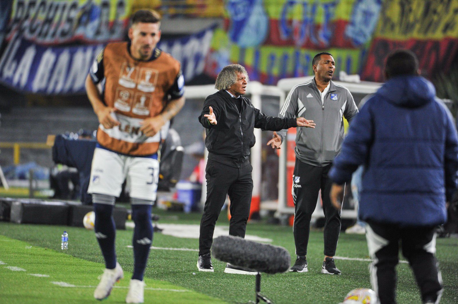 Alberto Gamero, el director técnico de Millonarios, desde la grada durante el juego en El Campín.