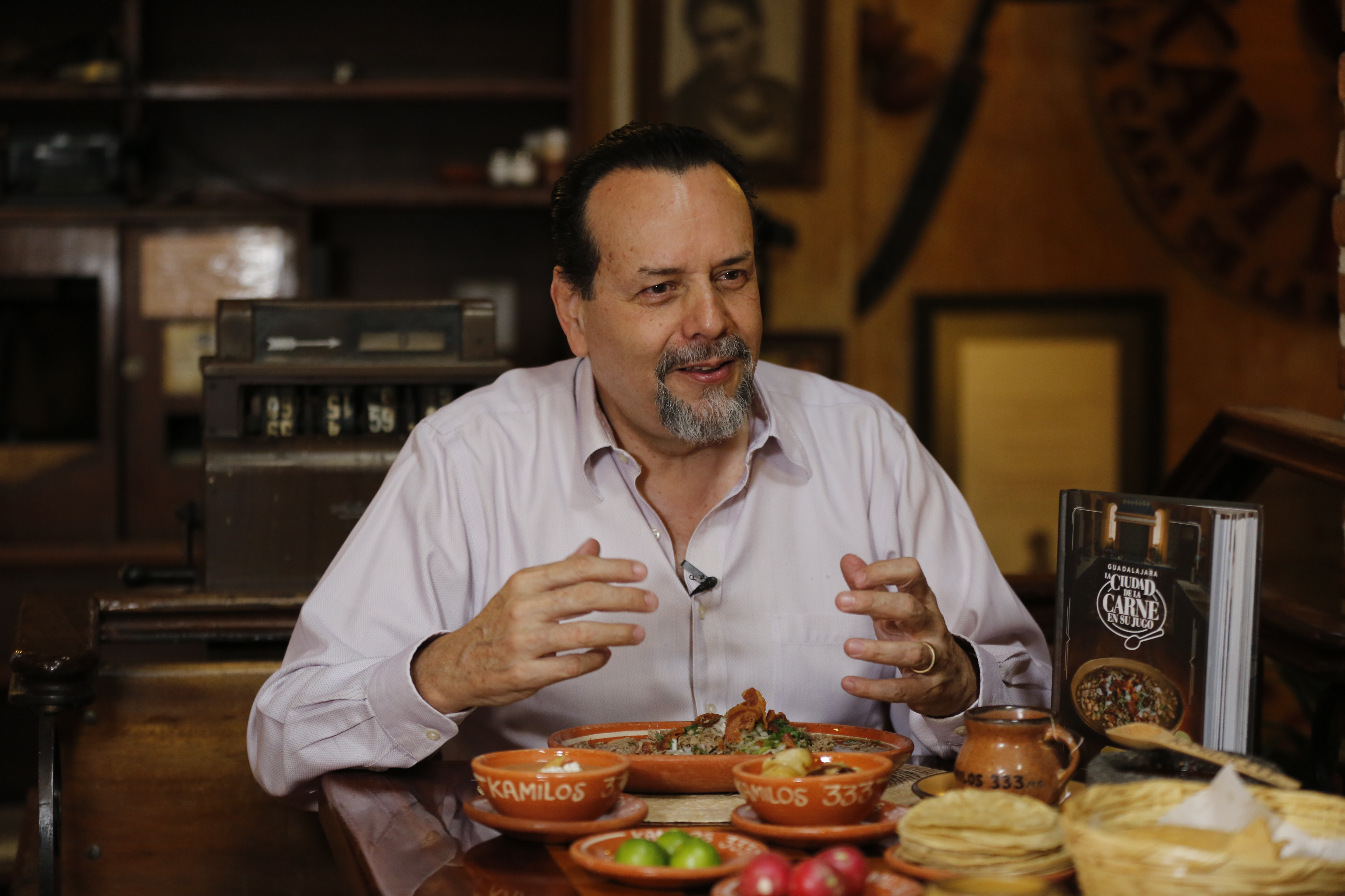 MEX9436. GUADALAJARA (MÉXICO), 25/02/2024.- Fermín Camarena, propietario del restaurante especializado 'Kamilos 333', habla durante una entrevista con EFE, el 23 de febrero de 2024, en Guadalajara, estado de Jalisco (México). La mexicana ciudad de Guadalajara no sólo es tequila y mariachi, también posee una gastronomía cuya originalidad, olores especiados y sabores que mezclan presente y pasado, le valieron ser distinguida como la mejor urbe para comer en Latinoamérica por parte de la plataforma culinaria Taste Atlas. EFE/ Francisco Guasco
