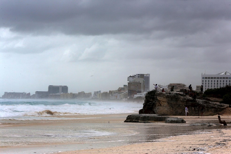 Huracán Zeta se dirige hacia el Caribe mexicano, que está en alerta máxima