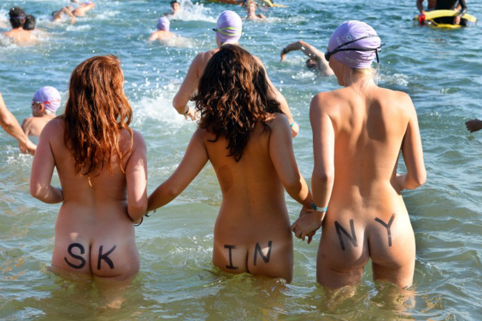 Nudistas establecen récord mundial de carrera acuática