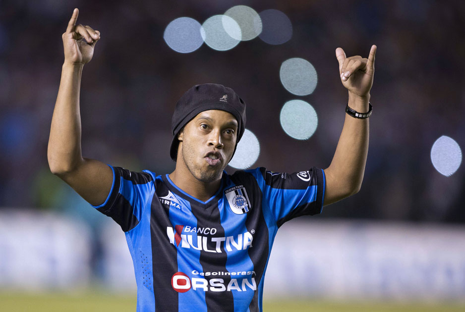 Ronaldinho fue ovacionado en el partido de Querétaro