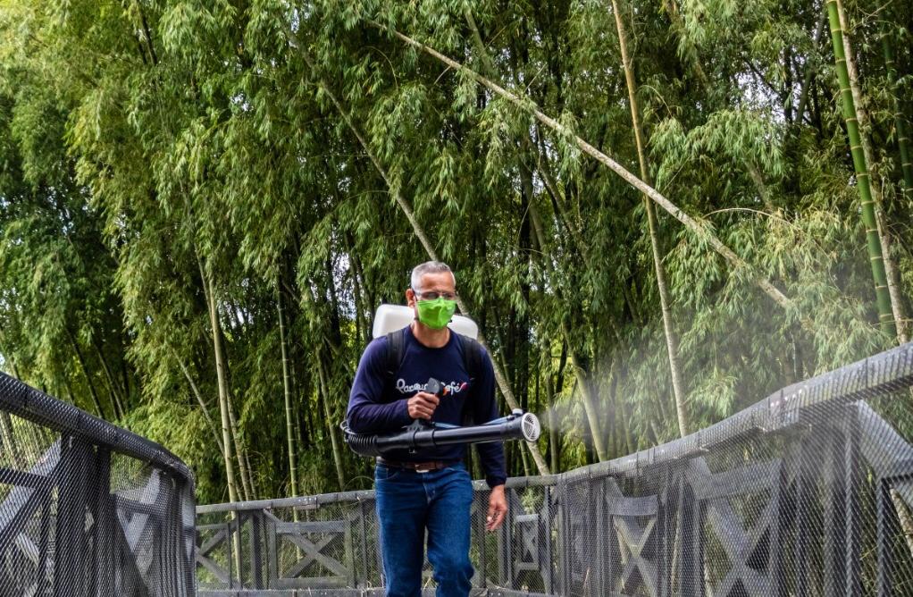 El Parque del Café aumentó las rutinas de limpieza y desinfección en todas las áreas. Los visitantes encontrarán lavamanos y dispensadores de gel
antibacterial durante todo el recorrido.