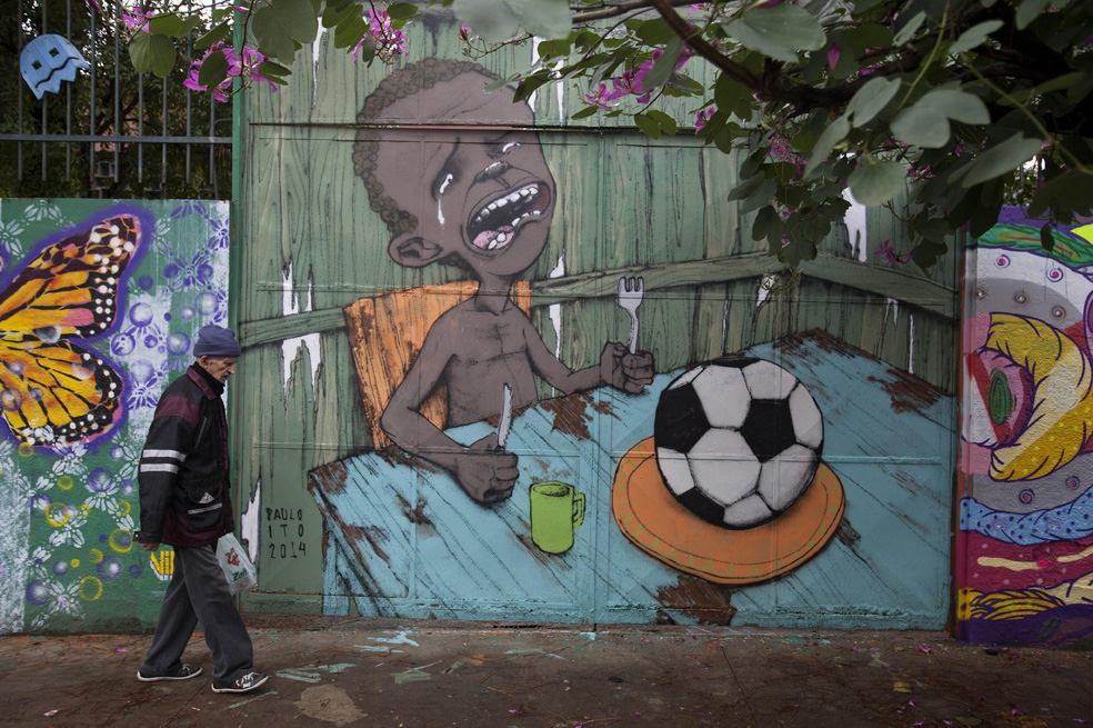 Los grafitis antimundialistas en las calles de Brasil