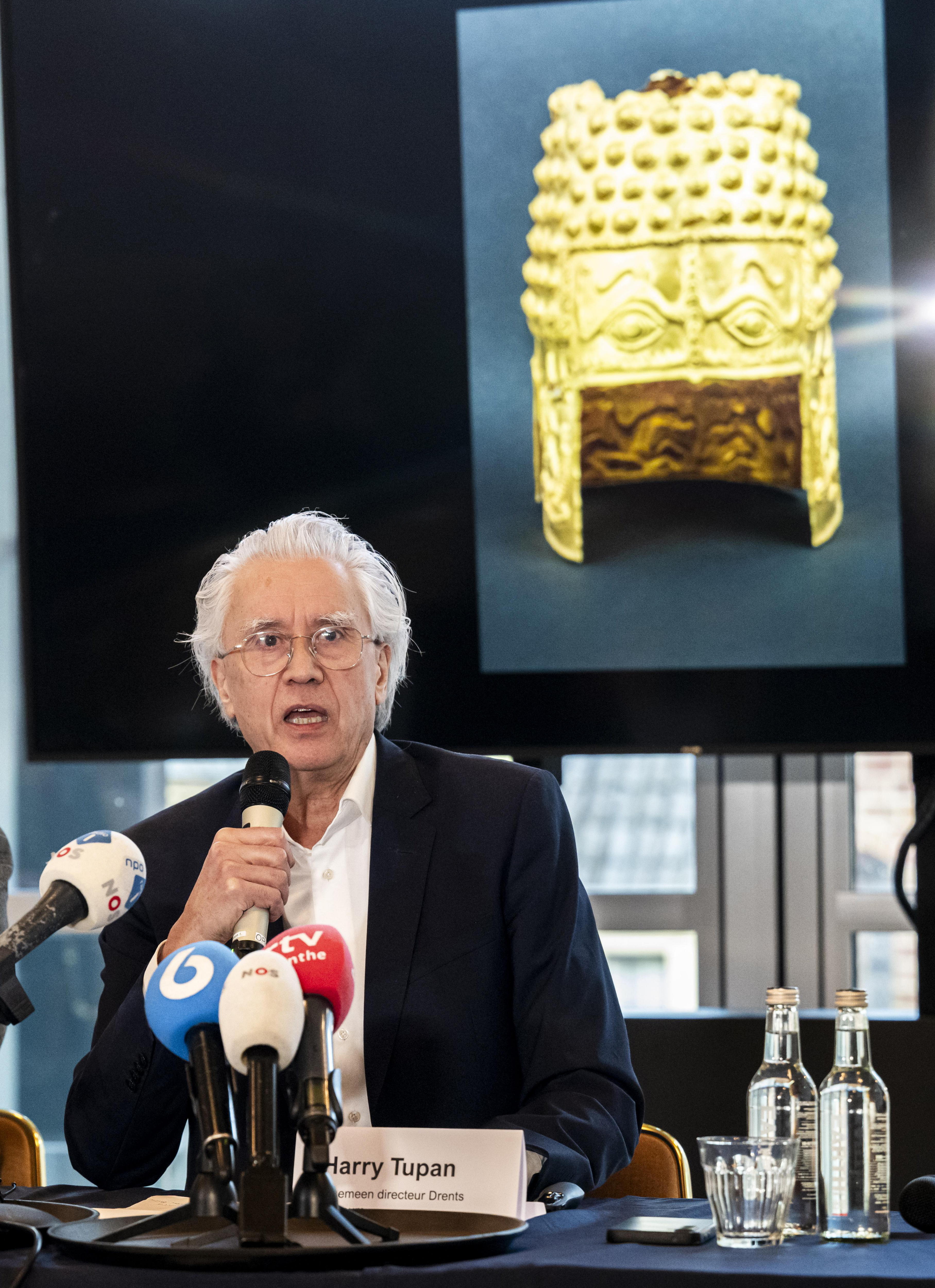 Assen (Netherlands), 25/01/2025.- Drents Museum Director Harry Tupan speaks next to an image of a golden helmet during a press conference following an explosion and theft at the museum, in Assen, Netherlands, 25 January 2025. Authorities reported that the perpetrators had stolen a valuable helmet and three bracelets from the 'Dacia - Empire of Gold and Silver' exhibition after a break-in at the museum early on 25 January. (Países Bajos; Holanda) EFE/EPA/MARCEL J. DE JONG