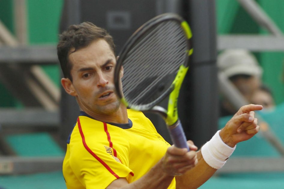 Santiago Giraldo se retiró del partido por Copa Davis por el estado de la cancha. Foto: AFP