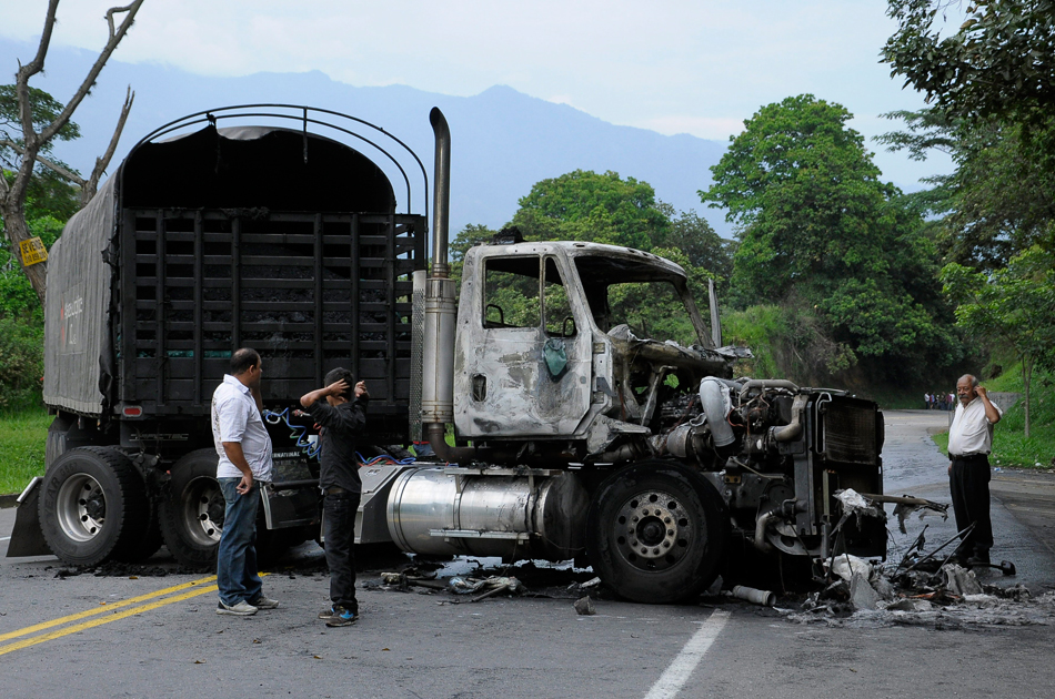 Gobierno amenaza con no volver a mesa de diálogos con cafeteros