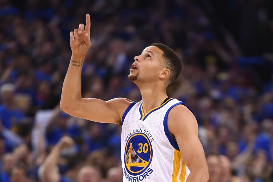 Stephen Curry se convirtió en el primer jugador en conseguir al menos 400 tiros triples en una temporada. Foto: AFP