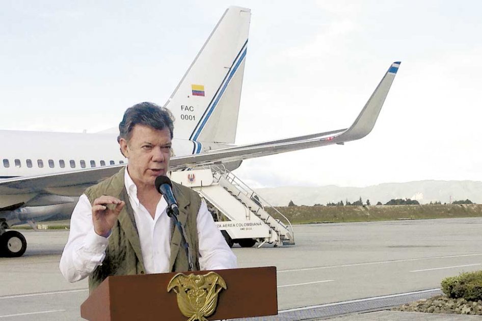 El presidente Juan Manuel Santos, el viernes pasado en Catam, en su declaración a la prensa sobre el regreso al país del equipo negociador en Cuba. / AFP