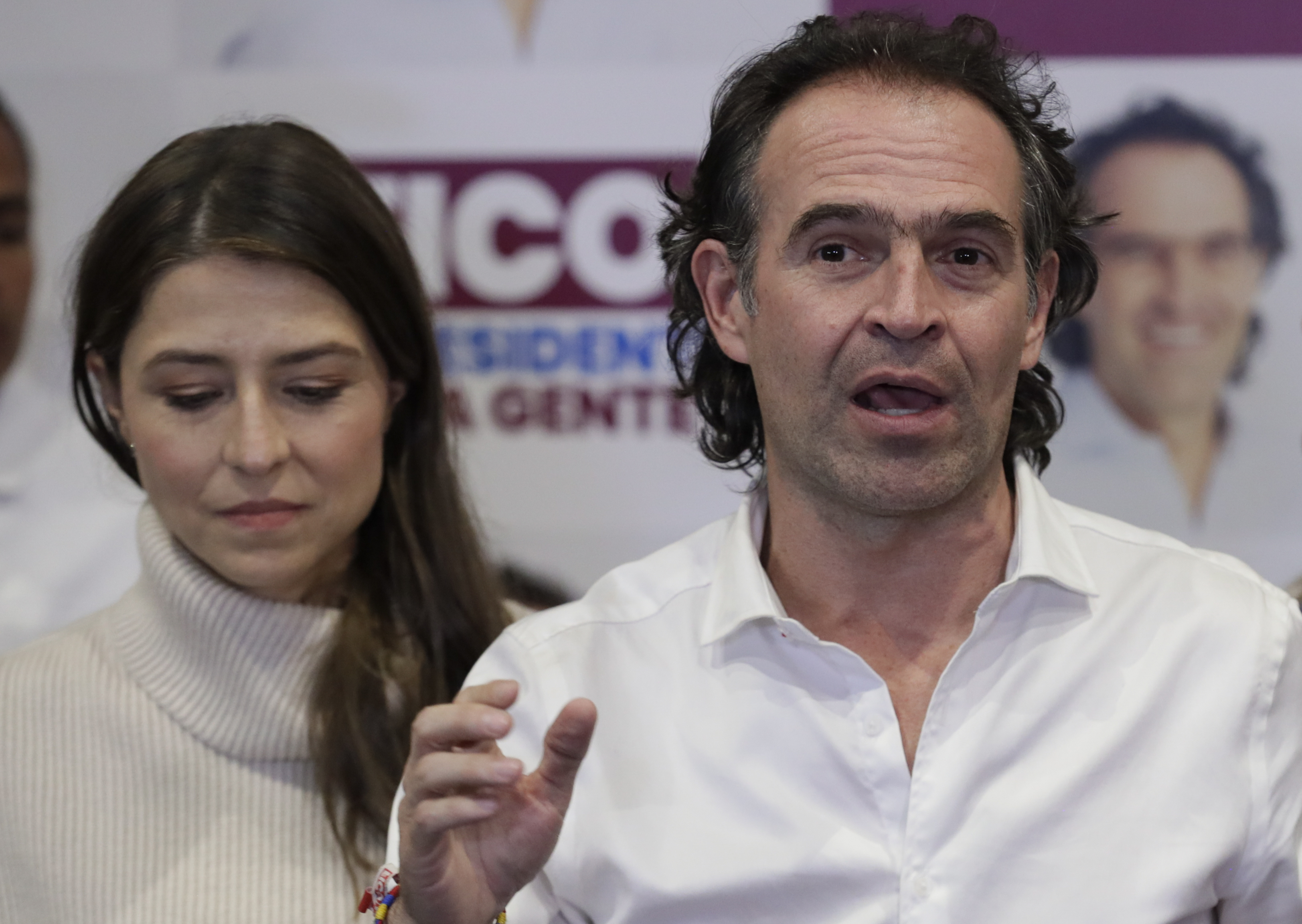 Fico le ganó a Petro y Hernández en el exterior, aunque eso no cambia el panorama